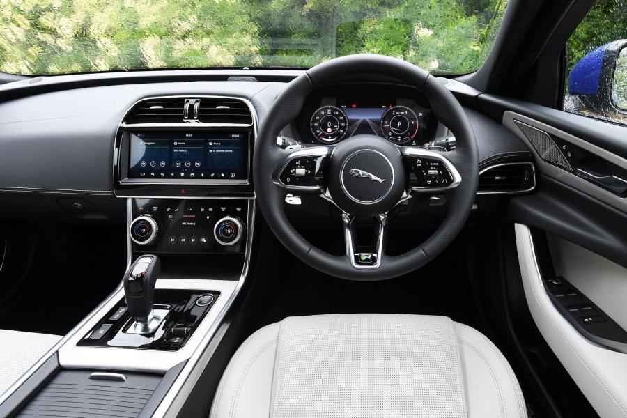 Торпедо Jaguar XE D180 SE R-Dynamic AWD 2019 года  (UK) (фото 4 из 40)